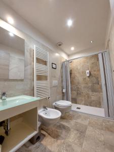 une salle de bain avec un lavabo, des toilettes et une douche dans l'établissement Alloggi Palmini, à Florence
