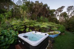 Zahrada ubytování Sunny Paihia Retreat with BBQ, Spa and Pool