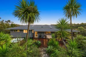 Zahrada ubytování Sunny Paihia Retreat with BBQ, Spa and Pool