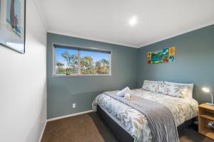 Postel nebo postele na pokoji v ubytování Sunny Paihia Retreat with BBQ, Spa and Pool