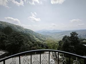 ランズドーンにあるDream Land Homestayの家のバルコニーから山々の景色を望めます。 +6枚の写真