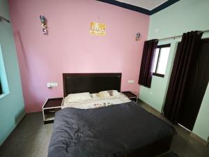 ランズドーンにあるDream Land Homestayのピンクの壁のベッドルーム1室