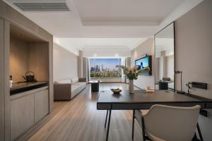 TV a/nebo společenská místnost v ubytování Atour Hotel Chengdu Taikoo Li Riverside