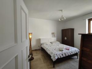 a bedroom with a bed and a lamp in it at Corsica 23 - Affitti Brevi Italia in Gravina in Puglia