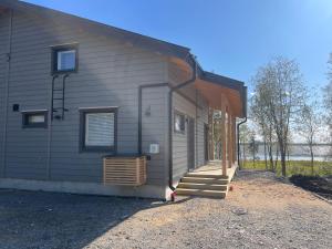 una casa con portico e scale di Miilu Resort a Ylläsjärvi Altre 50 foto