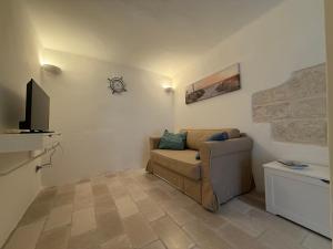 ein Wohnzimmer mit Sofa und Fernseher in der Unterkunft Dimore N&N in Polignano a Mare