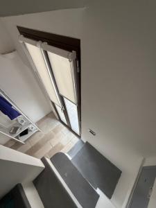 Blick auf ein Zimmer mit Tür und Treppe in der Unterkunft Dimore N&N in Polignano a Mare + 22 Fotos