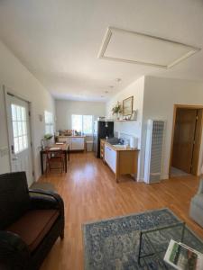 Kuchyň nebo kuchyňský kout v ubytování Rustic Ridge Vineyards Cottage