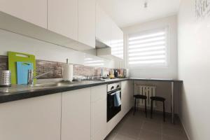 Kuchyňa alebo kuchynka v ubytovaní Apartamenty Startowa Gdańsk
