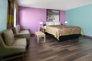 Ένα ή περισσότερα κρεβάτια σε δωμάτιο στο Super 8 by Wyndham South Boston VA +22 φωτογραφίες