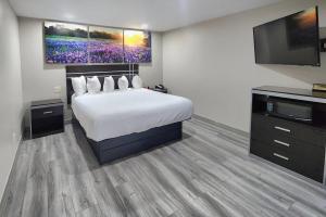 Postel nebo postele na pokoji v ubytování Days Inn by Wyndham Baytown TX