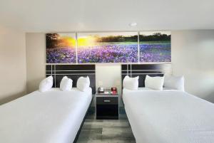 Postel nebo postele na pokoji v ubytování Days Inn by Wyndham Baytown TX