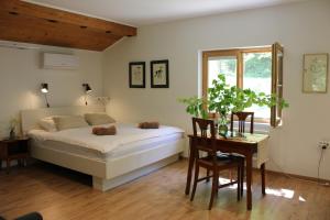 Postel nebo postele na pokoji v ubytování Unique Forest Lodge Bled