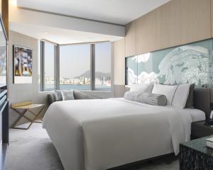 Ліжко або ліжка в номері Hyatt Centric Victoria Harbour