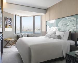 Ліжко або ліжка в номері Hyatt Centric Victoria Harbour