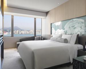Ліжко або ліжка в номері Hyatt Centric Victoria Harbour