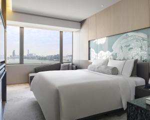 Ліжко або ліжка в номері Hyatt Centric Victoria Harbour