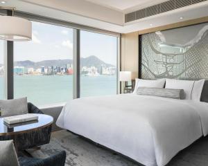 Ліжко або ліжка в номері Hyatt Centric Victoria Harbour