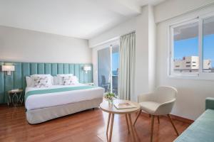 Ένα ή περισσότερα κρεβάτια σε δωμάτιο στο Hotel Costa Málaga - Adults Recommended - by Pierre & Vacances
