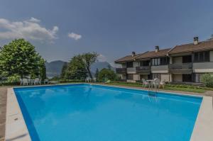 Bazén v ubytování SunsetView - Lake Como swimming pool and garden nebo v jeho okolí