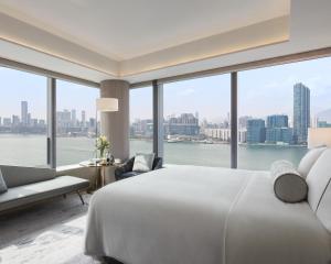 Ліжко або ліжка в номері Hyatt Centric Victoria Harbour