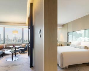 Ліжко або ліжка в номері Hyatt Centric Victoria Harbour