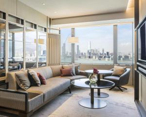 Зона вітальні в Hyatt Centric Victoria Harbour