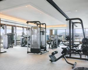 Фітнес-центр і / або тренажери в Hyatt Centric Victoria Harbour