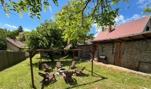 a swing set in the yard of a house at Zöld Cica Vendégház in Hévíz