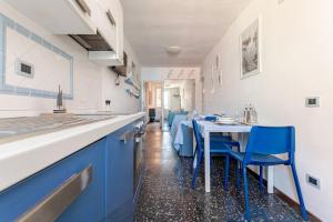 Η κουζίνα ή μικρή κουζίνα στο La Ligure nel Mare - the Sunset apt with SEA VIEW +33 φωτογραφίες