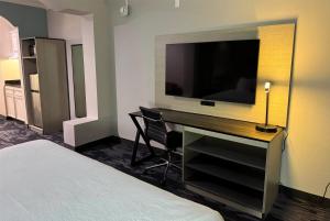 Televiisor ja/või meelelahutuskeskus majutusasutuses Baymont by Wyndham Texas City
