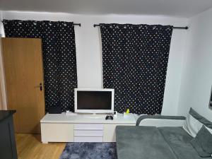 a living room with a desk with a computer on it at 2 Double Bed Apartment Central London in London