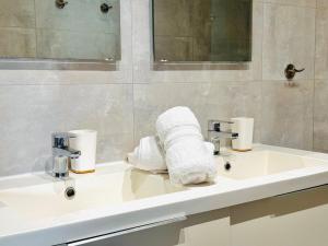 y baño con lavabo y toallas. en Appartement l'étang Salé Les Bains, en Étang-Salé 13 fotos más