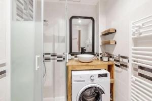 La salle de bains est pourvue d'un lave-linge et d'un miroir. dans l'établissement Tassigny - Charmant appartement/ terrasse - Port, à Vannes