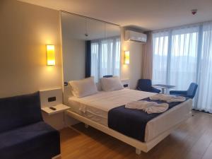 Ένα ή περισσότερα κρεβάτια σε δωμάτιο στο Orbi CIty Apartment