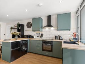 Kuchyň nebo kuchyňský kout v ubytování Apartment 296 - Clifden