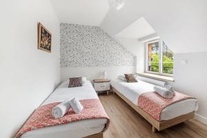 Postel nebo postele na pokoji v ubytování La Baie - Belle maison de charme -Jardin et Parking + 15 fotografií