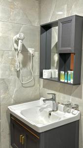 een badkamer met een wastafel en een haardroger bij Diala luxury wadi rum in Wadi Rum