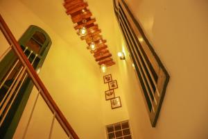 un pasillo con escaleras con cuadros en la pared en The Berry House, en Yercaud
