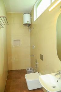 un baño con lavabo e inodoro en The Berry House, en Yercaud 22 fotos más