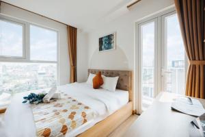 ein Schlafzimmer mit einem Bett und einem großen Fenster in der Unterkunft The Euphoria in Hanoi