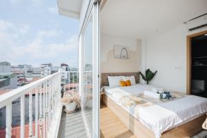 una camera con letto su un balcone di The Euphoria a Hanoi