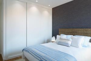 Łóżko lub łóżka w pokoju w obiekcie H SUITE3B by Smiling Rentals