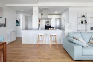 Kuchnia lub aneks kuchenny w obiekcie H SUITE3B by Smiling Rentals