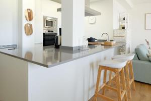 Kuchnia lub aneks kuchenny w obiekcie H SUITE3B by Smiling Rentals