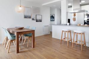 Kuchnia lub aneks kuchenny w obiekcie H SUITE3B by Smiling Rentals