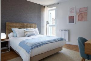 sypialnia z dużym łóżkiem i oknem w obiekcie H SUITE3B by Smiling Rentals w mieście Hondarribia