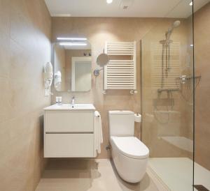 łazienka z toaletą, umywalką i prysznicem w obiekcie H SUITE3B by Smiling Rentals w mieście Hondarribia +37 zdjęć