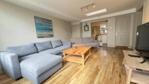 Salisbury Garden Apartment 3 beds 2 baths في Shrewton: غرفة معيشة مع أريكة وطاولة قهوة