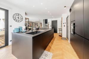 kuchnia ze zlewem i blatem w obiekcie Les Alizés - Maison 4 chambres - Jacuzzi/Sauna w mieście Saint-Méloir-des-Ondes +23 zdjęcia